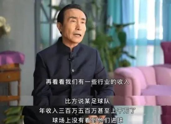 曼城众将围住裁判表达不满，哈兰德向西蒙-胡珀咆哮，面部表情狰狞，十分生气！